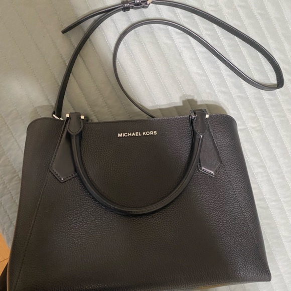 Black Michael Kors Bucket Bag - Picture 5 of 17